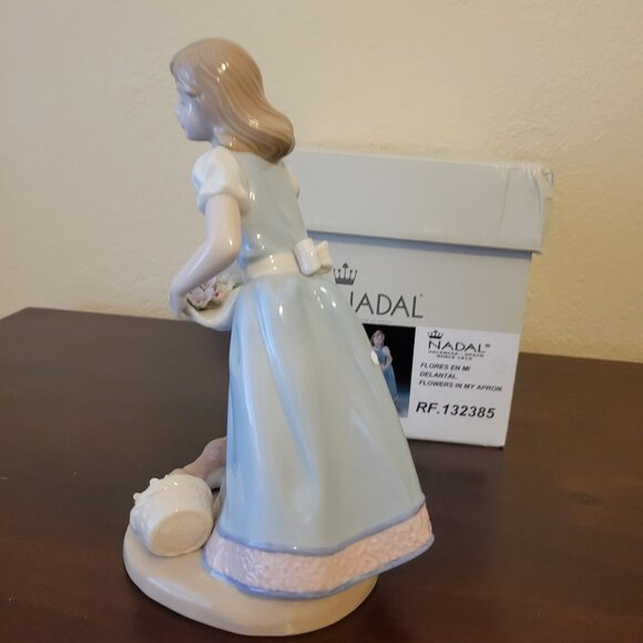 NADAL PORCELAIN FIGURINE GIRL DOG FLOWERS IN MY APRON 2385 SPAIN - Picture 3 of 8